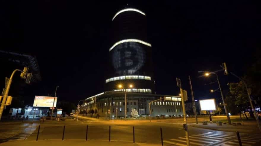 Aktivisti v roku 2018 nasvietili logo Bitcoinu na NBS